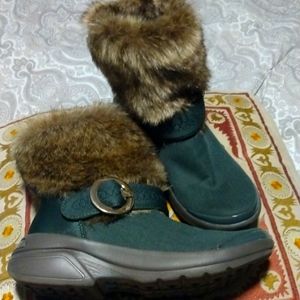 COPY - BZEES ooolala green fur boots size 7